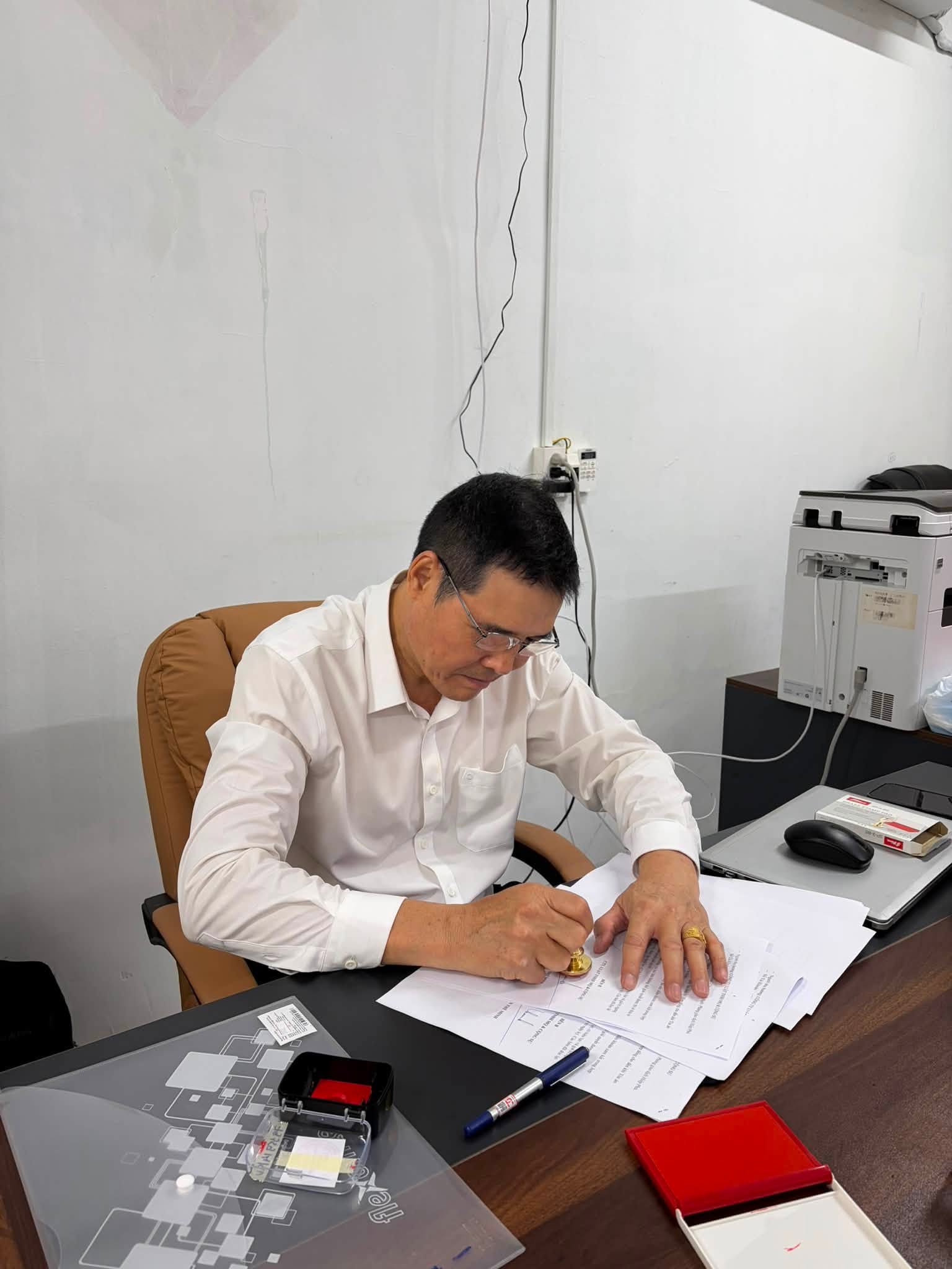 Luật sư Nguyễn Thế Minh làm việc tại bàn trong văn phòng MQ